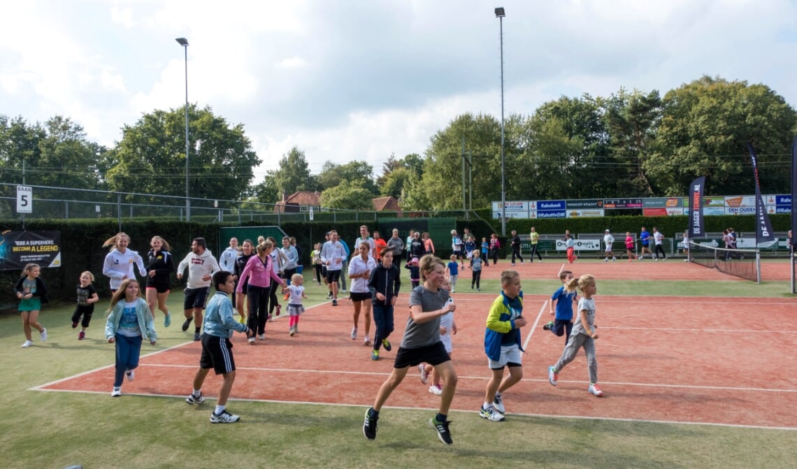 <p>Boxtelse jeugd is aan het sporten bij LTV De Merletten.</p>