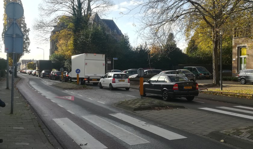 Een vertrouwd beeld in de Baroniestraat, met name bij slecht weer en in de spits: rijen auto's. | Fotonummer: 903bd5