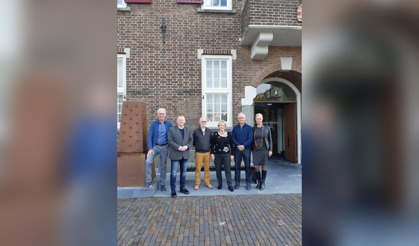 De sleutelfiguren in het opstellen van de Boxtelse ouderennotitie (van links naar rechts Leo de Kort (Hobbycentrum), Eric van den Broek (wethouder), Ad van den Brand (Ouderen in Regie), Diny Stolvoort (WoonWijs), Jac Nouwens (Kinderboerderij) en Mariël Selten (gemeente)) poseren gezamenlijk voor het gemeentehuis. | Fotonummer: e3ba7e