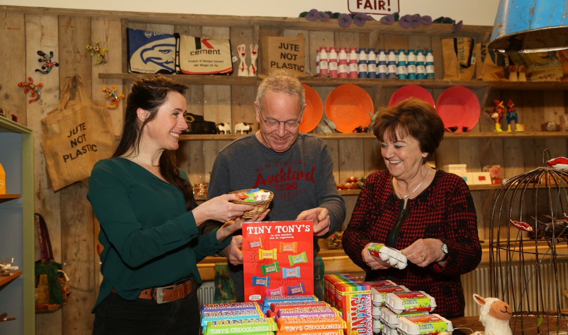 Ellen Reinders (links, Bibliotheek Boxtel), Frank Geurtz en Riky Goedhart (Just FAIR!) legden afgelopen maart de laatste hand aan de inrichting van de nieuwe fairtradewinkel.