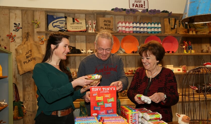 Ellen Reinders (links, Bibliotheek Boxtel), Frank Geurtz en Riky Goedhart (Just FAIR!) legden afgelopen maart de laatste hand aan de inrichting van de nieuwe fairtradewinkel. | Fotonummer: 60bead
