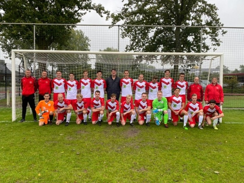 teamfoto met nieuwe tenues voorafgaand aan de wedstrijd tegen Fiducia | Fotonummer: 04e4f9