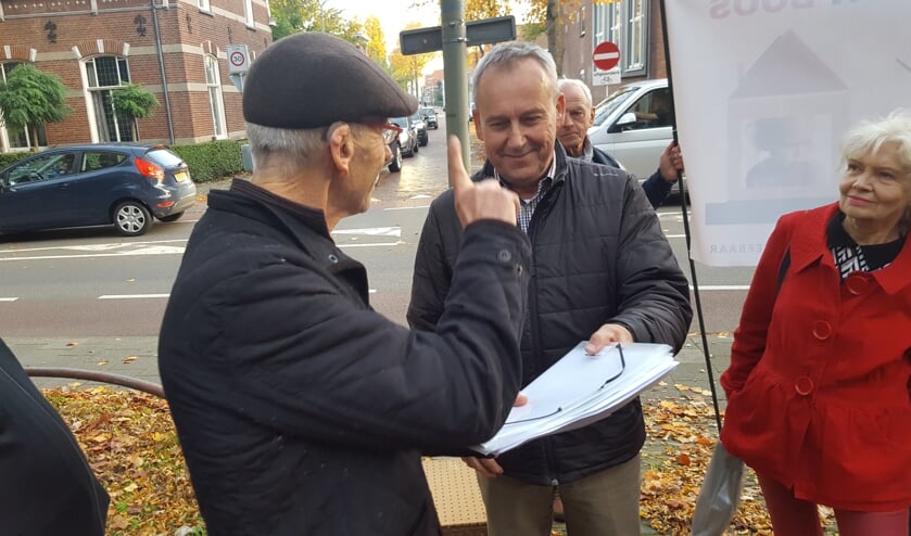 De bewoners van de Baroniestraat boden wethouder Herman van Wanrooij woensdagmiddag een brandbrief aan. | Fotonummer: c140cc
