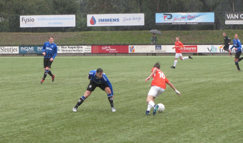 SCG-uitblinker Mike van Lijssel (blauw shirt) in duel met een speler van Avanti | Fotonummer: 37a8e1