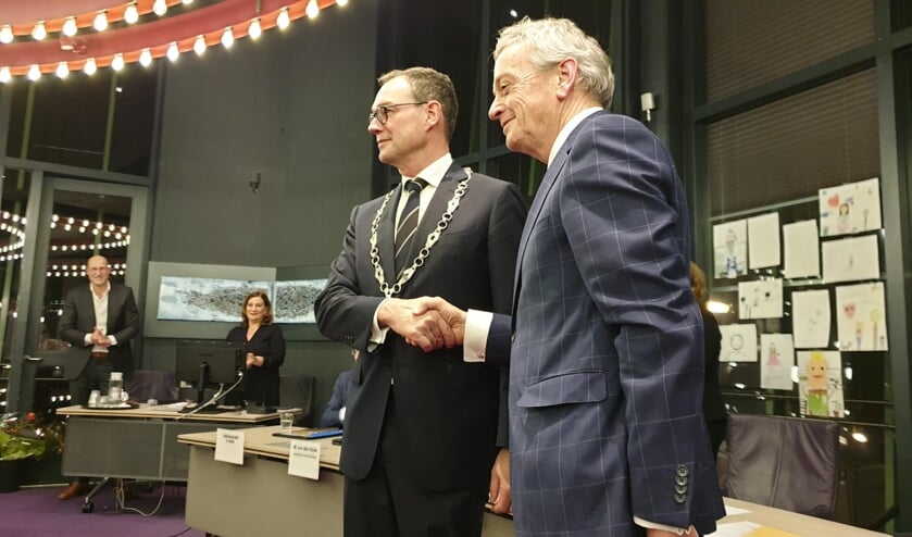 De nieuwe burgemeester van Boxtel Ronald van Meygaarden (met ambtsketen) en oud-burgemeester Fons Naterop. | Fotonummer: da6db7
