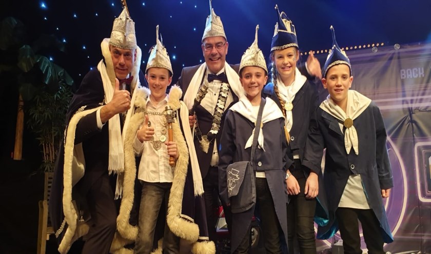Nieuwe Hoogheden van Dun Birrekoal: Prins Camiel I en Adjudant Alex Nieuwe Jeugdhoogheden zijn: Jeugdprins Siem, Adjudant Tijn, Minister van Jong Volk Evy en Opperstalmeester Chris. | Fotonummer: e0731d