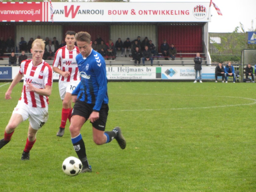SCG-speler Kyle Pijnappels (rechts) in duel met een speler van Nooit Gedacht. | Fotonummer: db8a3c
