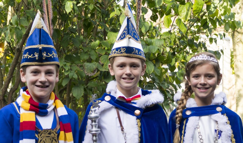 Jeugdprins Karel d’n Uurste en Jeugdprinses Mijntje regeren over Bokkendonk links op de foto adjudant Finn van Uden | Fotonummer: 6809c0