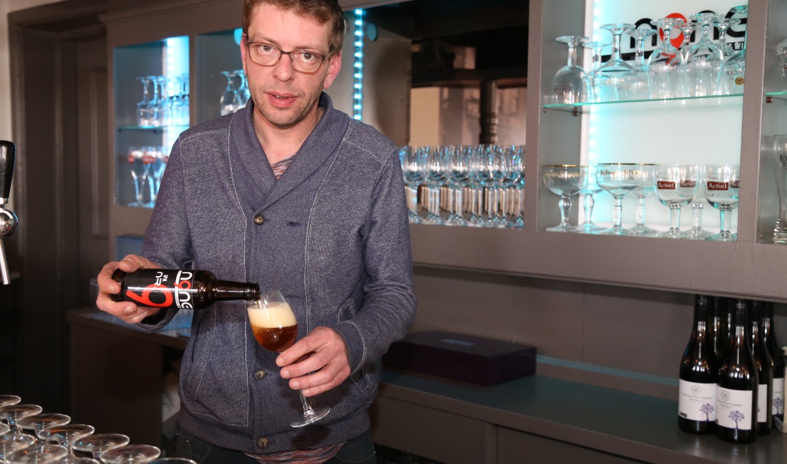 Hermans, achter de toog in zijn eetcafé N9NE.
