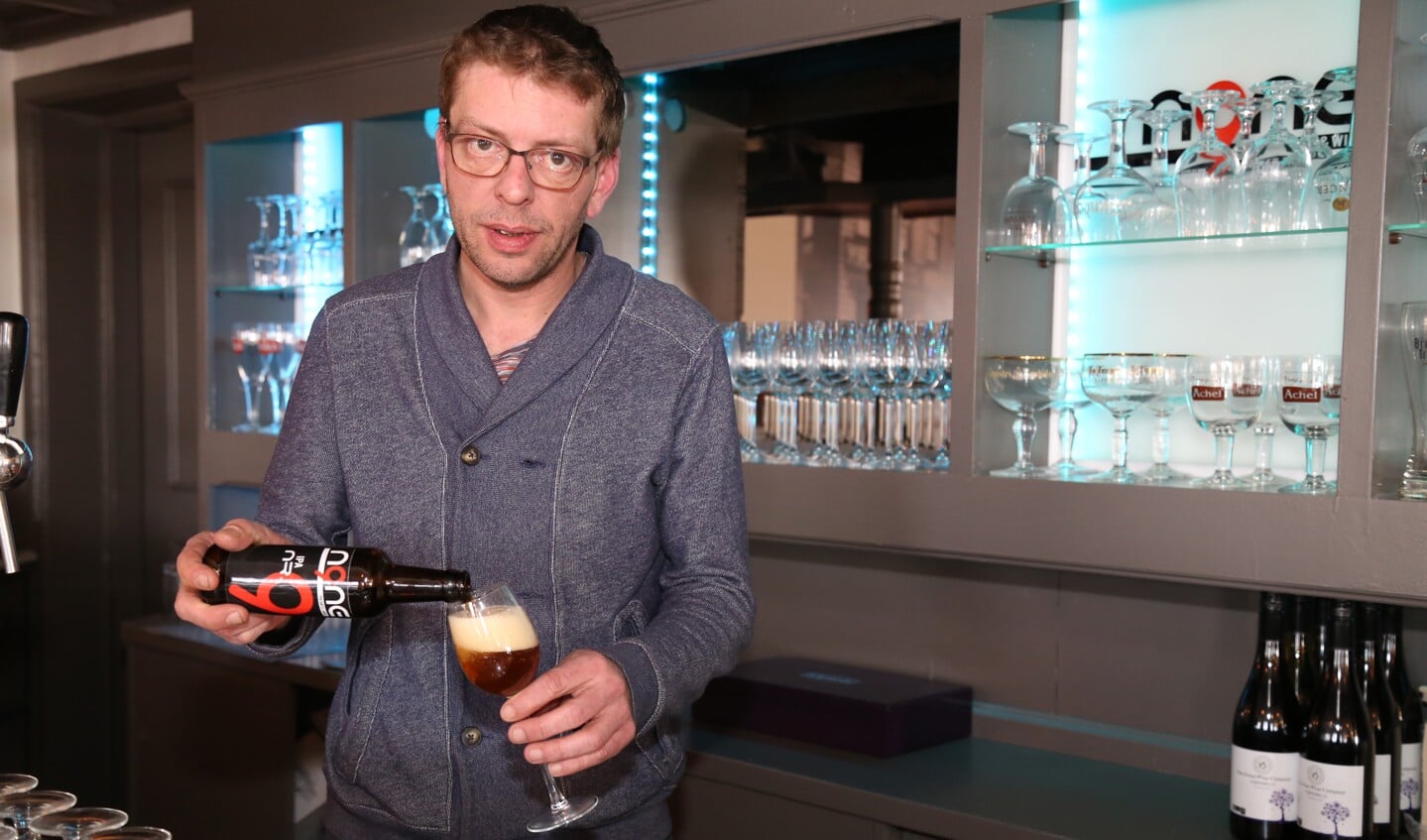 Hermans, achter de toog in zijn eetcafé N9NE.