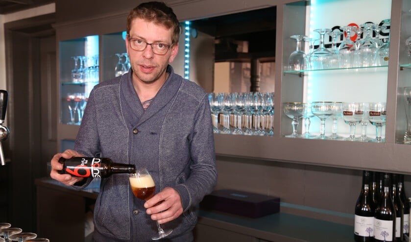 Hermans, achter de toog in zijn eetcafé N9NE. | Fotonummer: c7f3f6