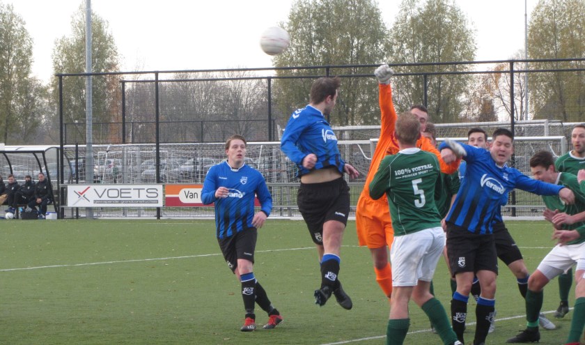 SCG'18-speler Jordi van Lijssel in duel met de keeper van Den Dungen. (Foto: Leo de Bakker) | Fotonummer: f30930