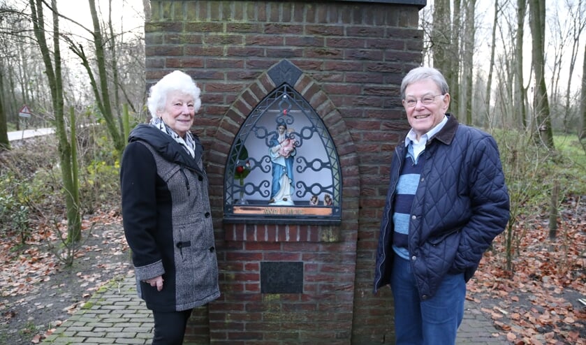 Riet Krol-Van de Loo en broer Willy van de Loo zorgen al jaren voor de Mariakapel die hun vader Jan in 1946 liet bouwen. | Fotonummer: 5e6536