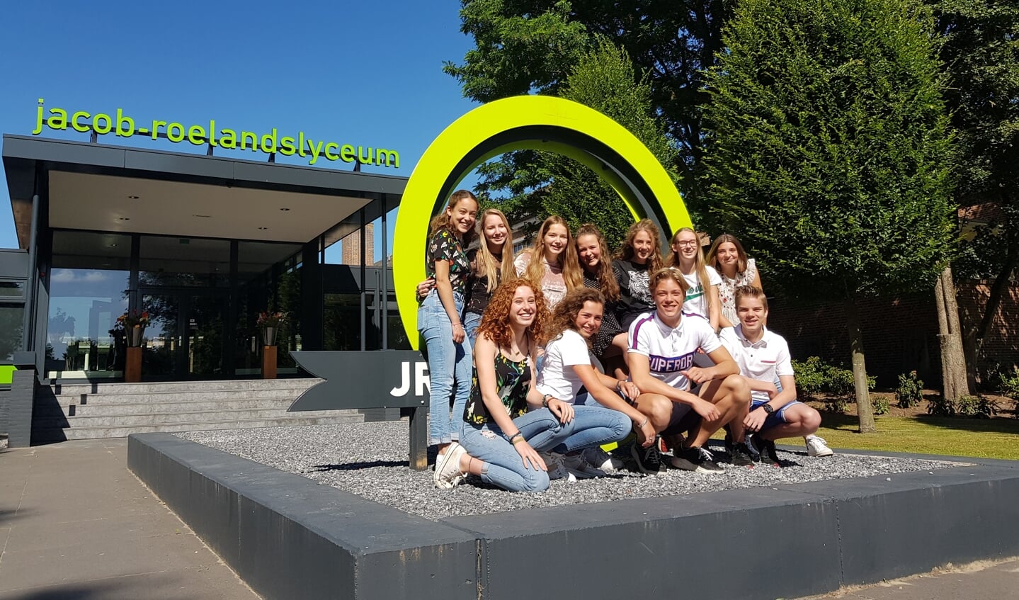 Van links naar rechts, eerst de bovenste rij: Laura Mazza (14), Mila Giesing (15), Naomi Arts (15), Lieke Queens (16), Annely Schreppers (16), Nienke van de Burgt (14), Jasmijn Elias (14), Lora van Ruremonde (14), Shelley van Beurden (16), Dirk van Hellenberg Hubar (15), Bram Schelle (14). (Foto: Guido van der Klauw)