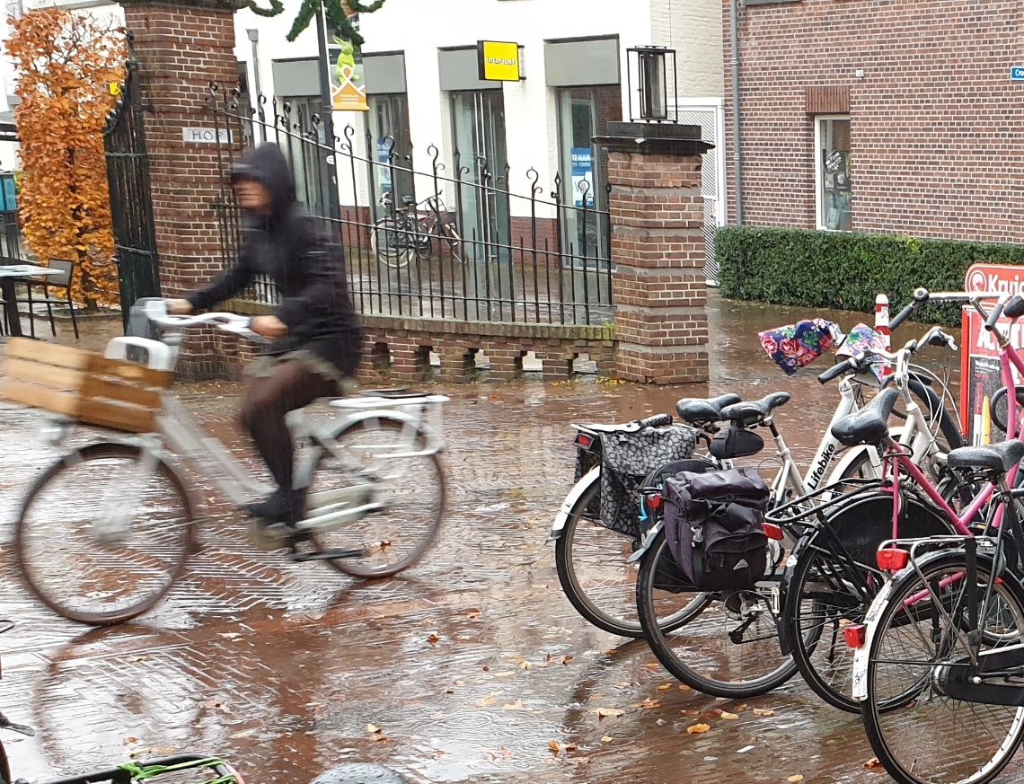 Als je de Kruidvat uit loopt, loop je recht tegen een fietsenstalling aan.