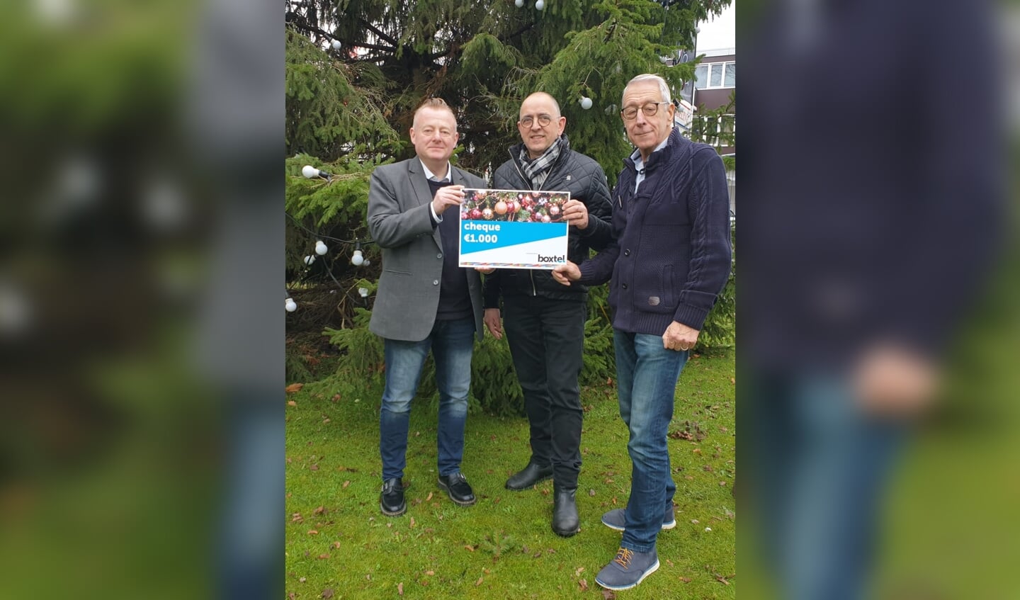 Wethouder Eric van den Broek (l.) overhandigt de cheque aan mede-initiatiefnemers Bart van Roosmalen (m.) en Frans van Erve.