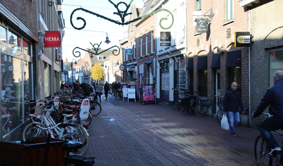 <p>Een vertrouwd beeld in de Rechterstraat: fietsen, reclameborden en kledingrekken belemmeren de toch al smalle doorgang. (Foto: Bas Voets)</p>