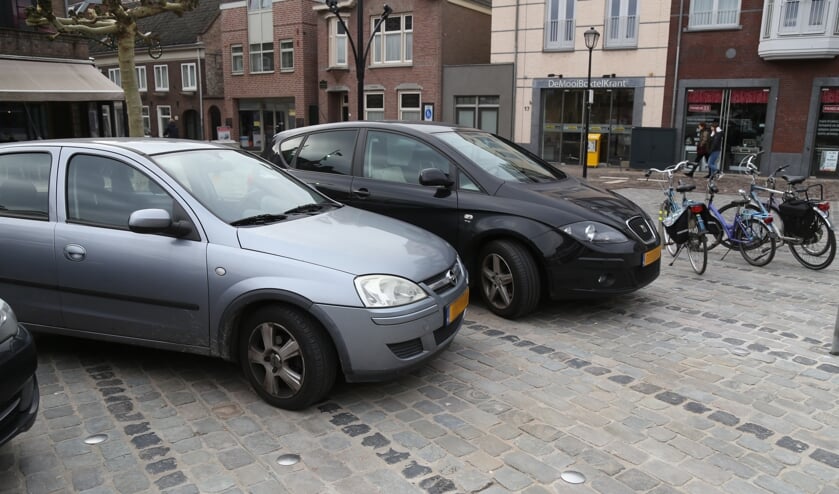 De nieuwe Markt levert naast positieve geluiden ook veel kritiek op, bijvoorbeeld omdat er fout geparkeerd wordt. | Fotonummer: 8ad6da