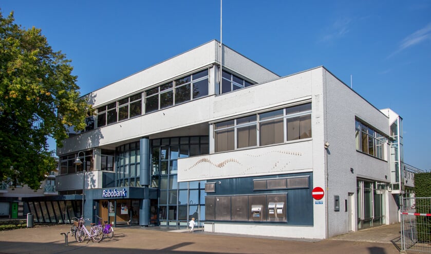 De esdoorn, hier uiterst links op de foto, is volgens de gemeente niet meer te redden. | Fotonummer: bc089e