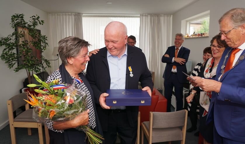 Esschenaar Luciën Schevers (tweede van links) ontving zijn onderscheiding uit handen van waarnemend burgemeester Yves de Boer. | Fotonummer: b2d4a8