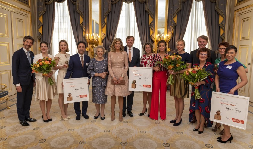 De prijswinnaars, met meteen rechts naast Koning Willem-Alexander de afgevaardigden van Stichting Met je Hart. | Fotonummer: a6c2f1