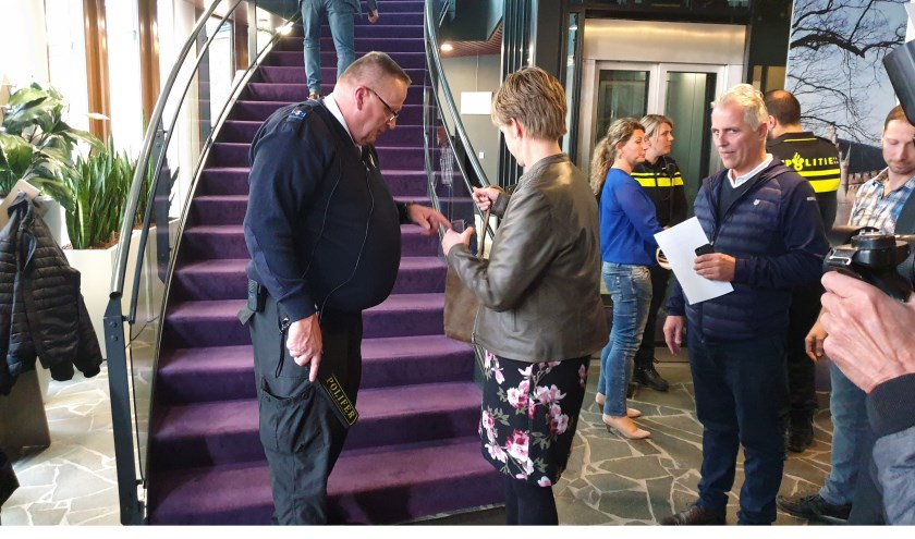 Een voor Boxtel eveneens uniek beeld: alle aanwezigen werden voorafgaand aan de raadsvergadering door beveiligers gecontroleerd. | Fotonummer: c2c8a7