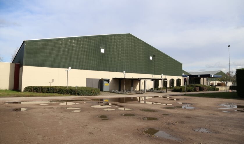 In de plannen van ondernemer Smit wordt de sporthal opgeknapt en worden daarnaast op het terrein woningen gerealiseerd. | Fotonummer: 6270e3