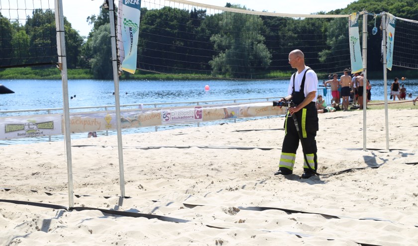 Ook vorig jaar sproeide de brandweer de velden nat. (Foto: Sander van Kasteren) | Fotonummer: e4dc96