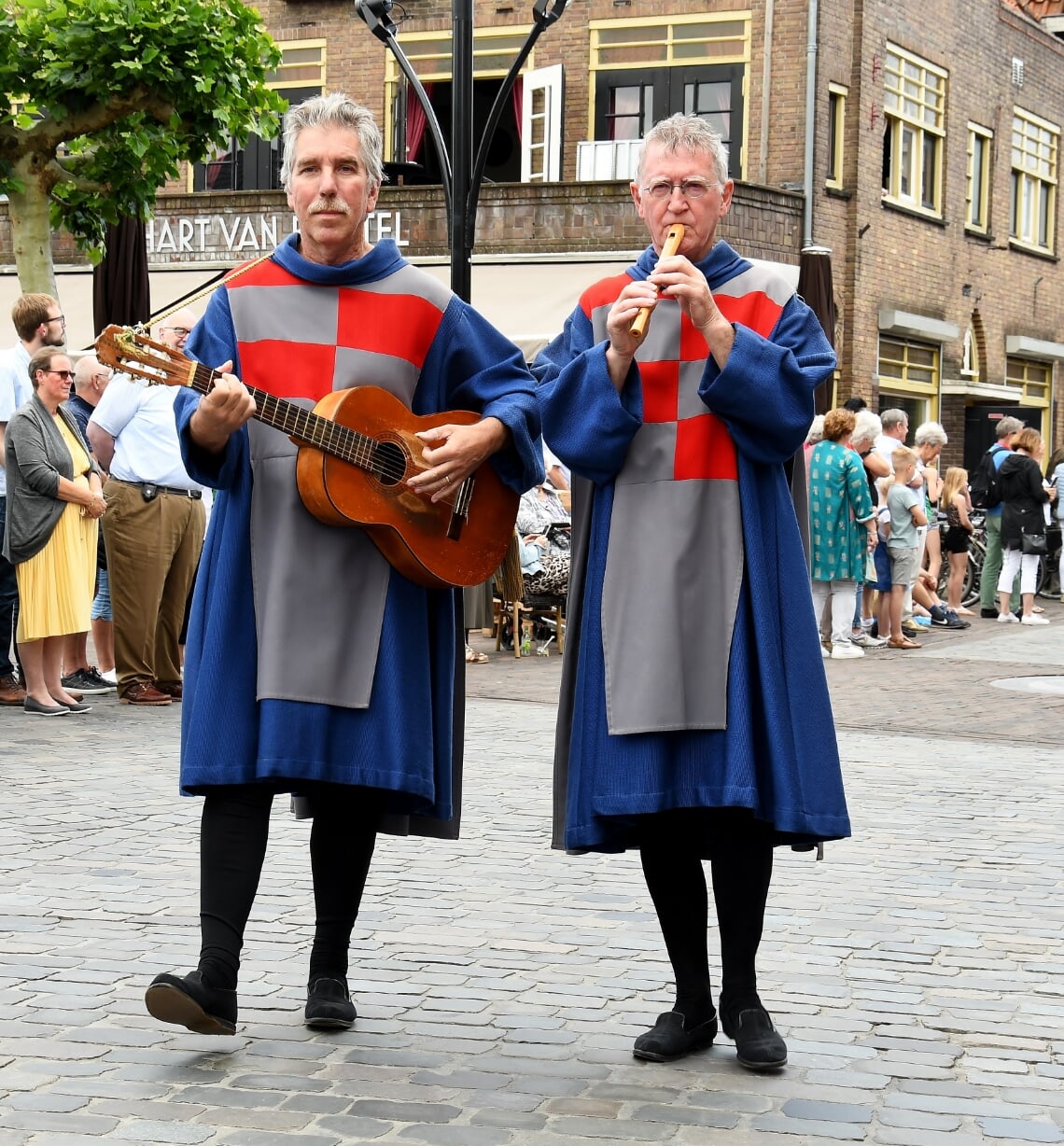 <p>Adrie van Osch (l.) is zelf ook een fanatieke deelnemer aan de processie. (Foto: Cock Stam)</p>
