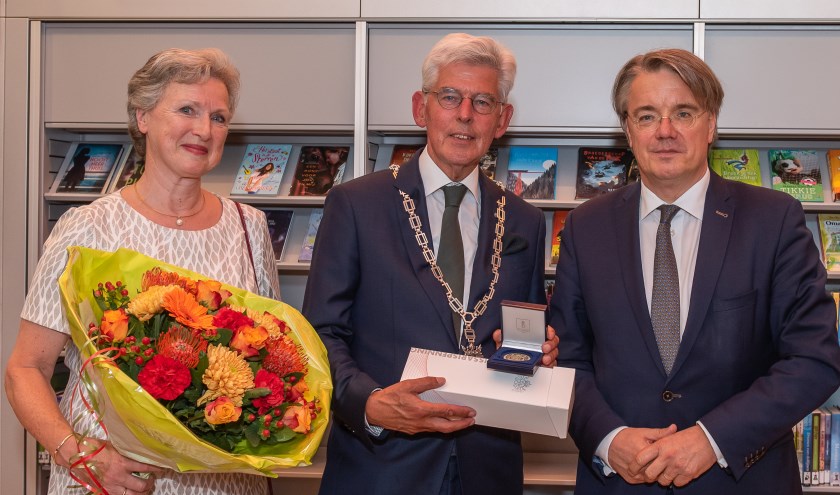 Jan Pommer ontving een commissarispenning van de Commissaris van de Koning, de heer Van de Donk | Fotonummer: 00d37b
