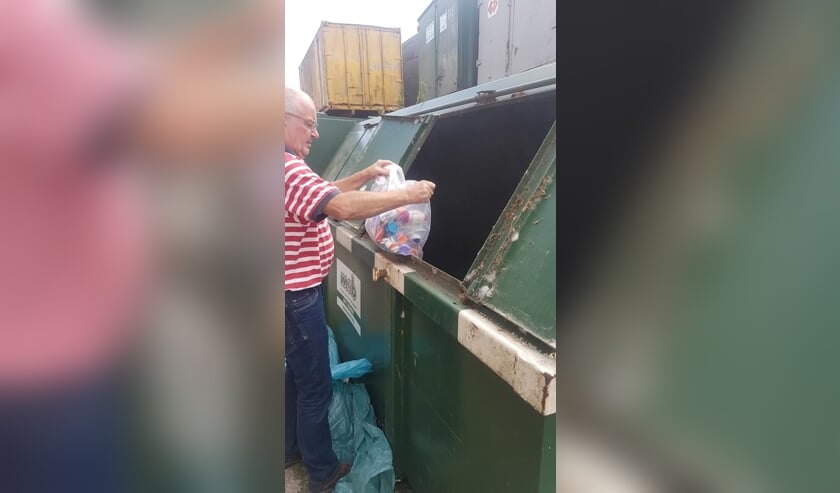 Eddy van Hummel bij de huidige container met een inhoud van 1.120 kilo die MSB beschikbaar stelde. | Fotonummer: 4ce420