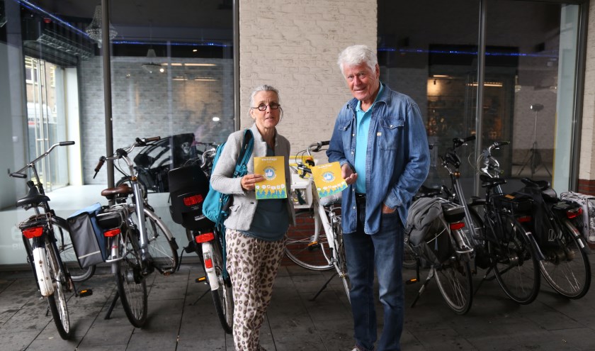 Oud-cursist Marije van Kuijk en David Andreae van Transitie Boxtel tonen de poster van de klimaatworkshops. Vóór de fietsen, die we meer zouden mogen gebruiken aldus beiden. (Foto: Sander van Kasteren) | Fotonummer: 1cc74e