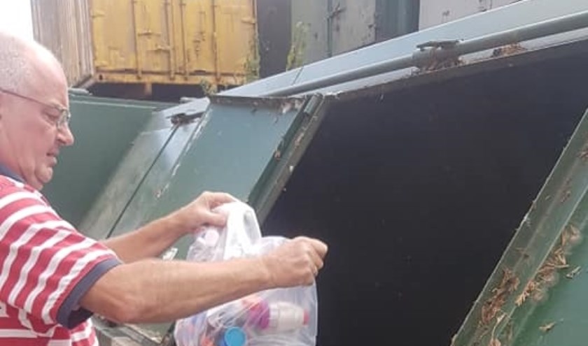 Eddy van Hummel bij de huidige container met een inhoud van 1.120 kilo die MSB beschikbaar stelde. | Fotonummer: a82a0f