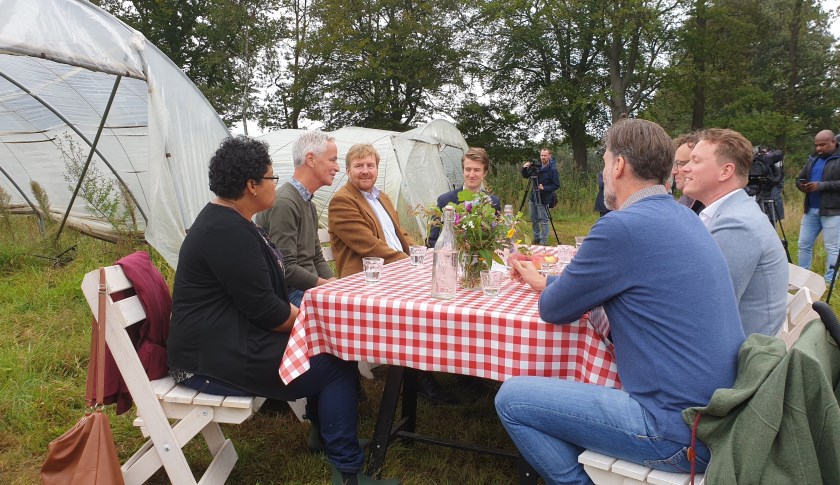 De Koning ging zichtbaar enthousiast in gesprek met verschillende initiatiefnemers die zelf ook een Herenboerderij opstarten. | Fotonummer: f5946e
