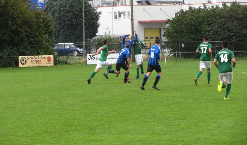 SCG-spits Kaj Verlinde in duel met een van de verdedigers van FC Schadewijk. | Fotonummer: 107023