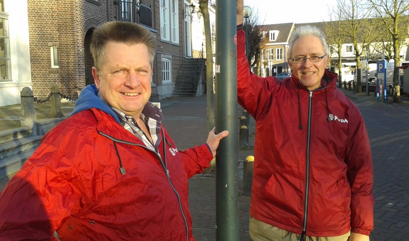Jan Pieter Vermeulen (rechts) nam afgelopen week afscheid als fractievoorzitter van de PvdA. Hij werd opgevolgd door Jack de Vlieger (links) | Fotonummer: 6dcd79