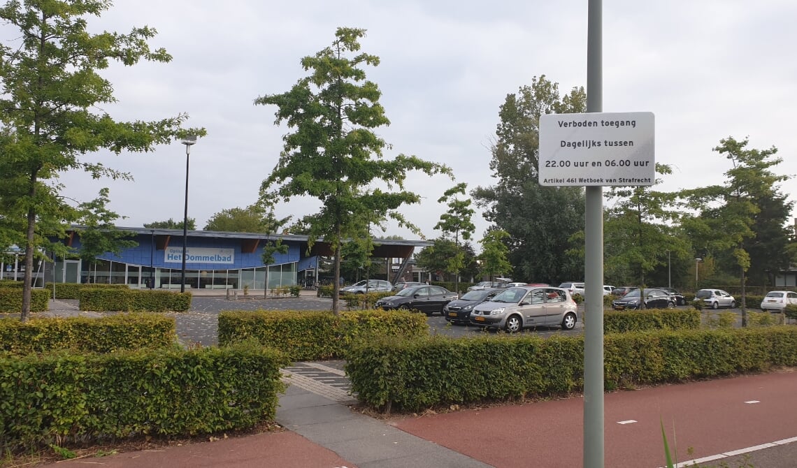 <p>De entree van het Dommelbad.</p>