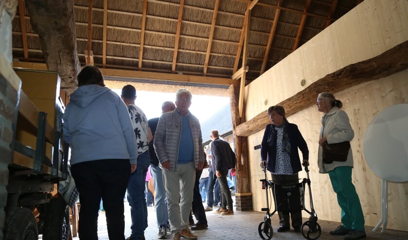 Mevrouw Van der Sande (tweede van rechts) was de laatste bewoonster van de boerderij. | Fotonummer: bd68da