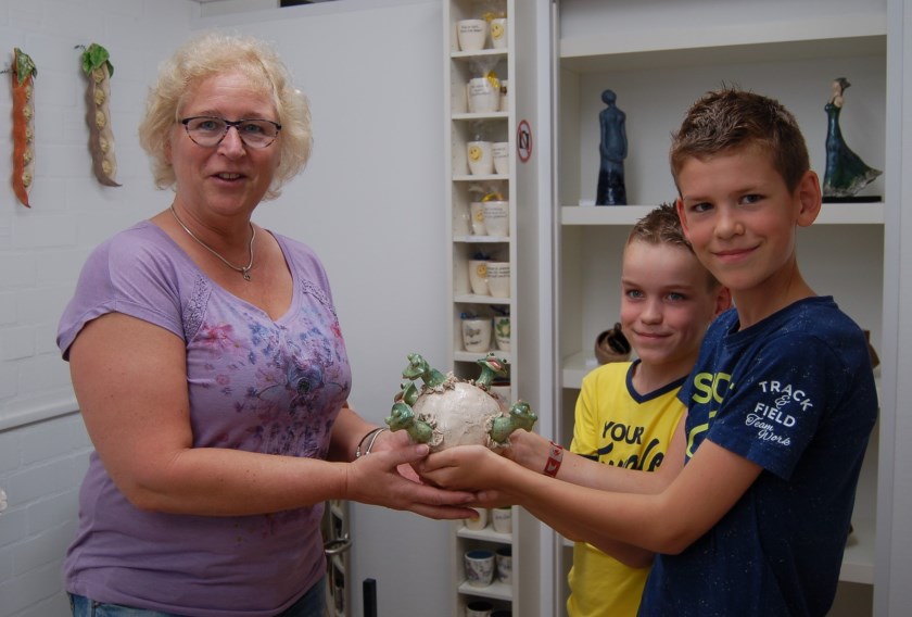 Kleinzonen van kunstenaars Noud en Corrie overhandigen de Kwakbol aan Mirjam van der Horst | Fotonummer: f0c4c5
