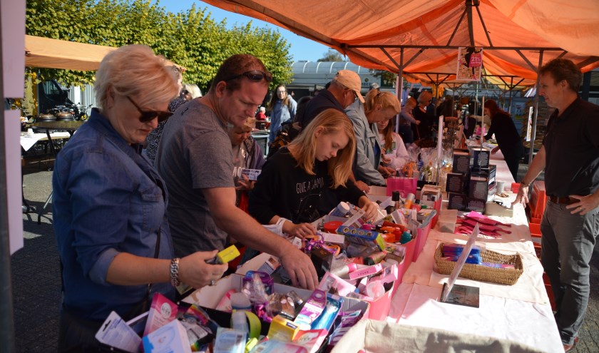Een vertrouwd beeld tijdens de Boxtel Oost Dag: vele kraampjes, bezoekers én een stralend blauwe lucht. Maar dit jaar is dat anders; wegens slecht weer is het evenement afgelast. | Fotonummer: b05004