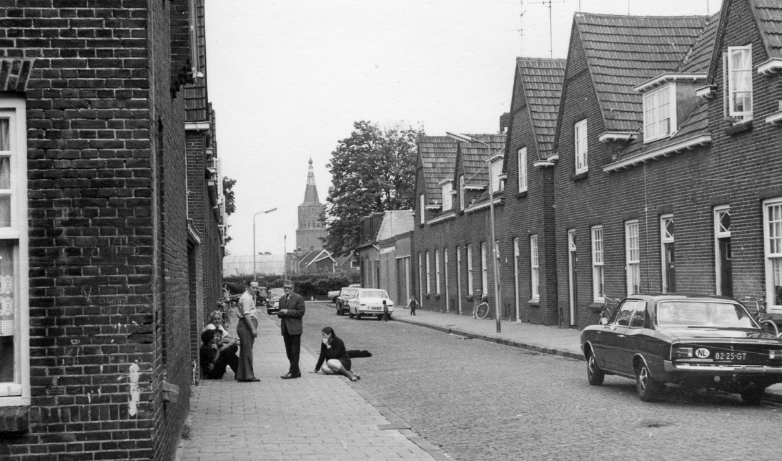 De woningen van de Ten Brinkstraat, hier gezien in de richting van de Kasteellaan, werden gesloopt in 1980 in verband met de nieuwbouwplannen voor de Jordaan. (Bron: Heemkunde Boxtel)