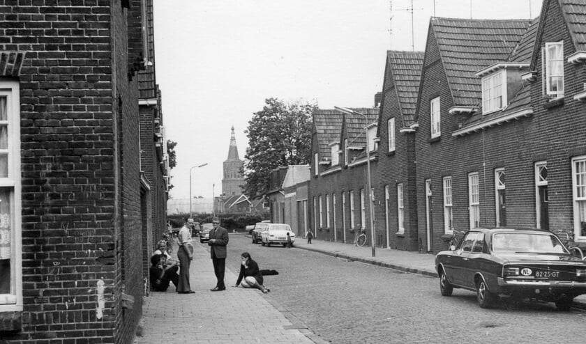 De woningen van de Ten Brinkstraat, hier gezien in de richting van de Kasteellaan, werden gesloopt in 1980 in verband met de nieuwbouwplannen voor de Jordaan. (Bron: Heemkunde Boxtel) | Fotonummer: 060dcb