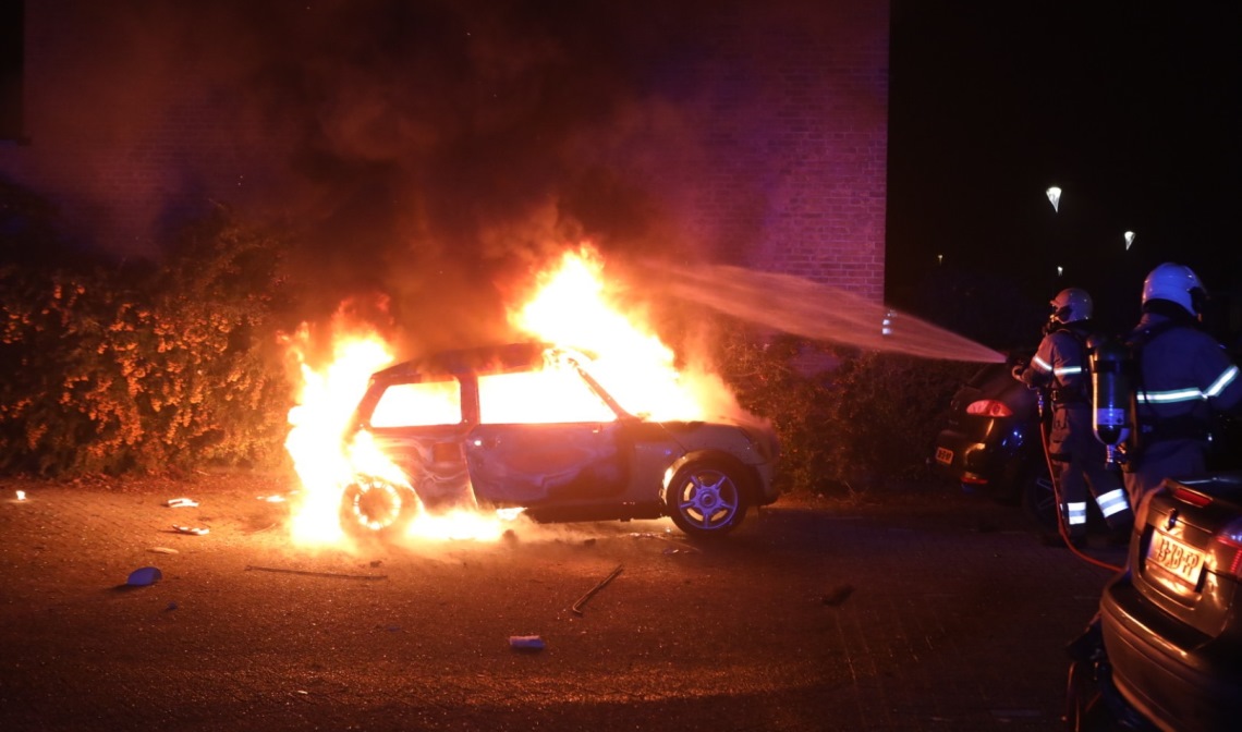 Een Mini ging op de parkeerplaats bij de Esdoorngaard/Hazelaarsgaard in vlammen op.