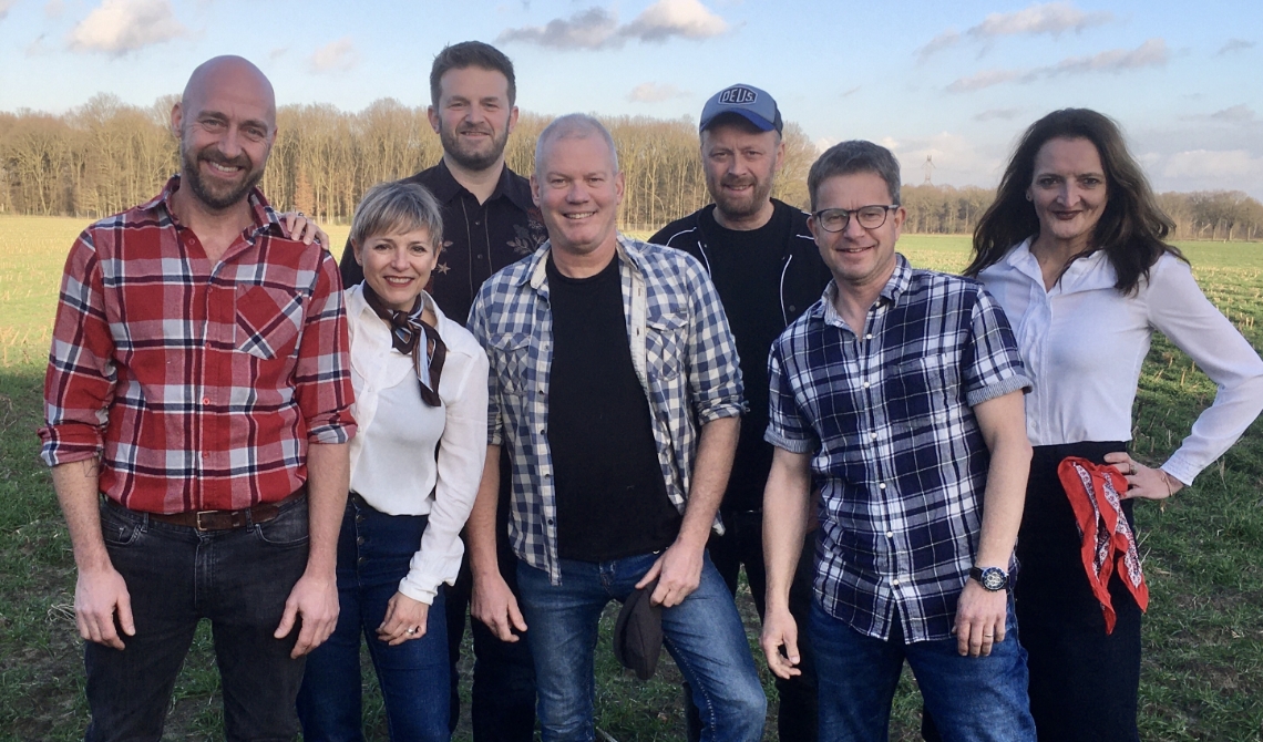 Op de achterste rij, van links naar rechts: Marco Wensveen, Rene Cijffers. En vooraan: Joris Cijffers, Yvonne van Beers, Wim Kuipers, Peter van den Hurk, Jet Mathijssen.