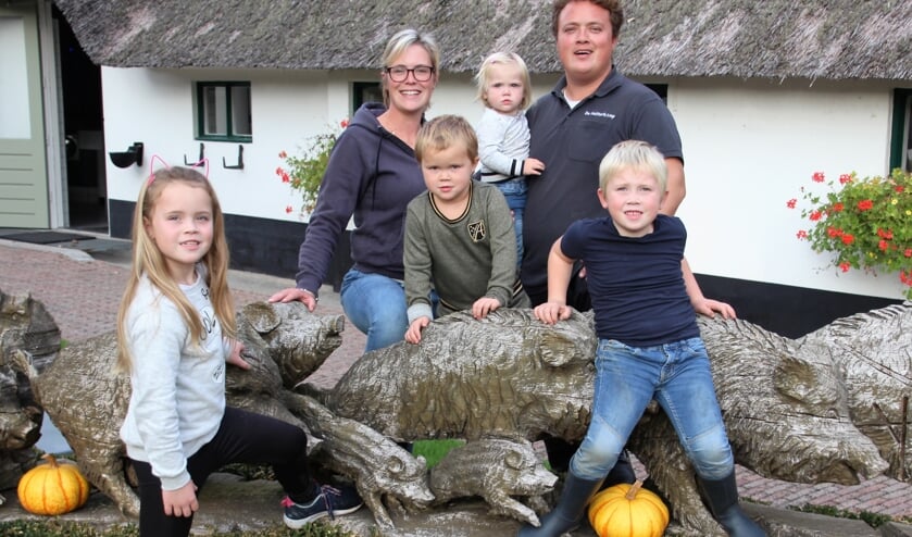 De familie Looijmans poseert op hun prijswinnende camping. | Fotonummer: 0185cd
