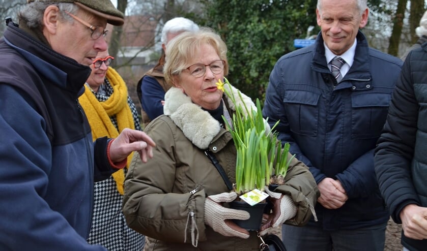 Stolvoort (m.) maakt zich op om de eerste bloemen aan te planten. (Foto: Jan van der Steen) | Fotonummer: 44adf0