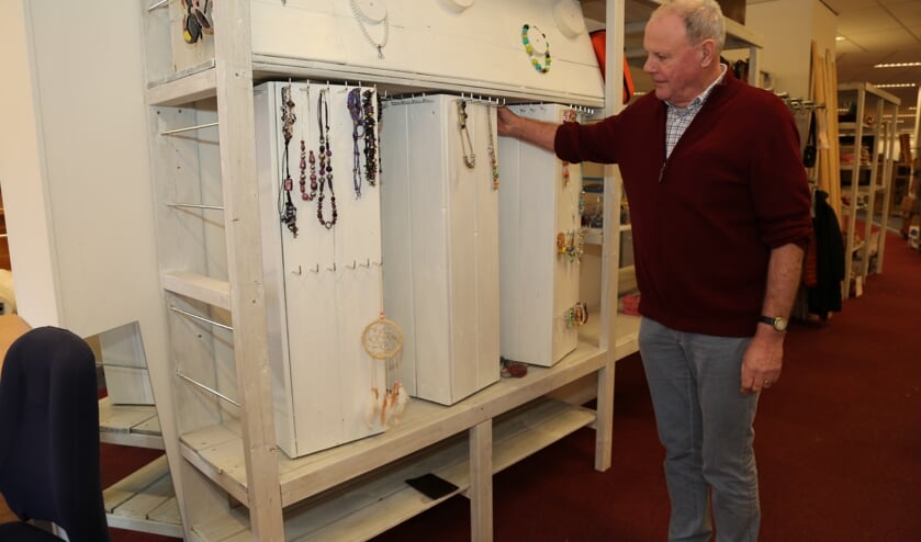 Vrijwilliger en coördinator van de verhuizing van de Vincentiusvereniging Tini van den Berg toont een volledig handgemaakt sieradenrek. (Foto: Sander van Kasteren) | Fotonummer: cb1c1d
