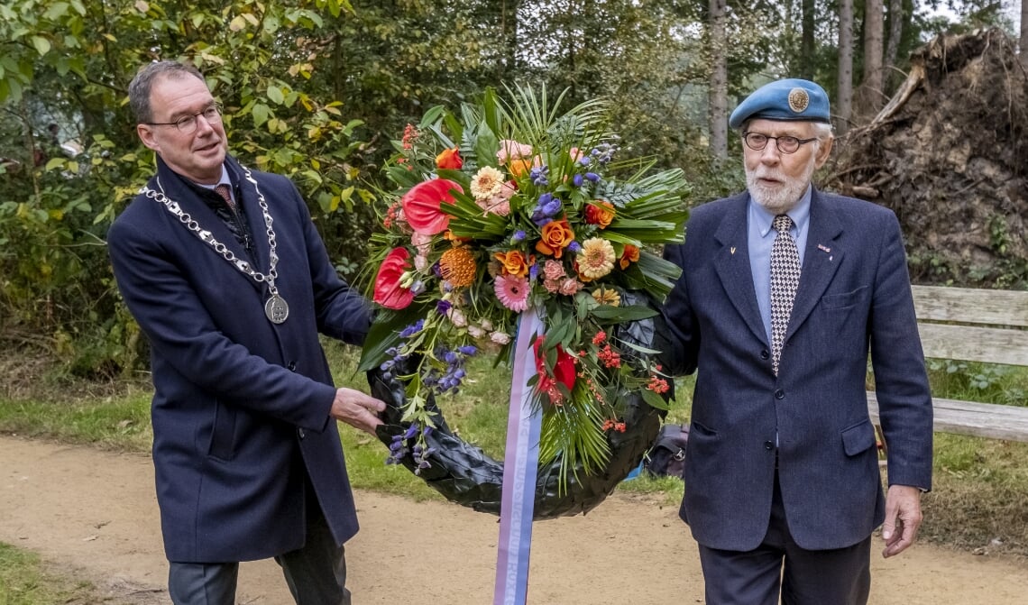 <p>Burgemeester Ronald van Meygaarden (l.) en Theo Raaijmakers leggen een krans bij het verzetsmonument.</p>