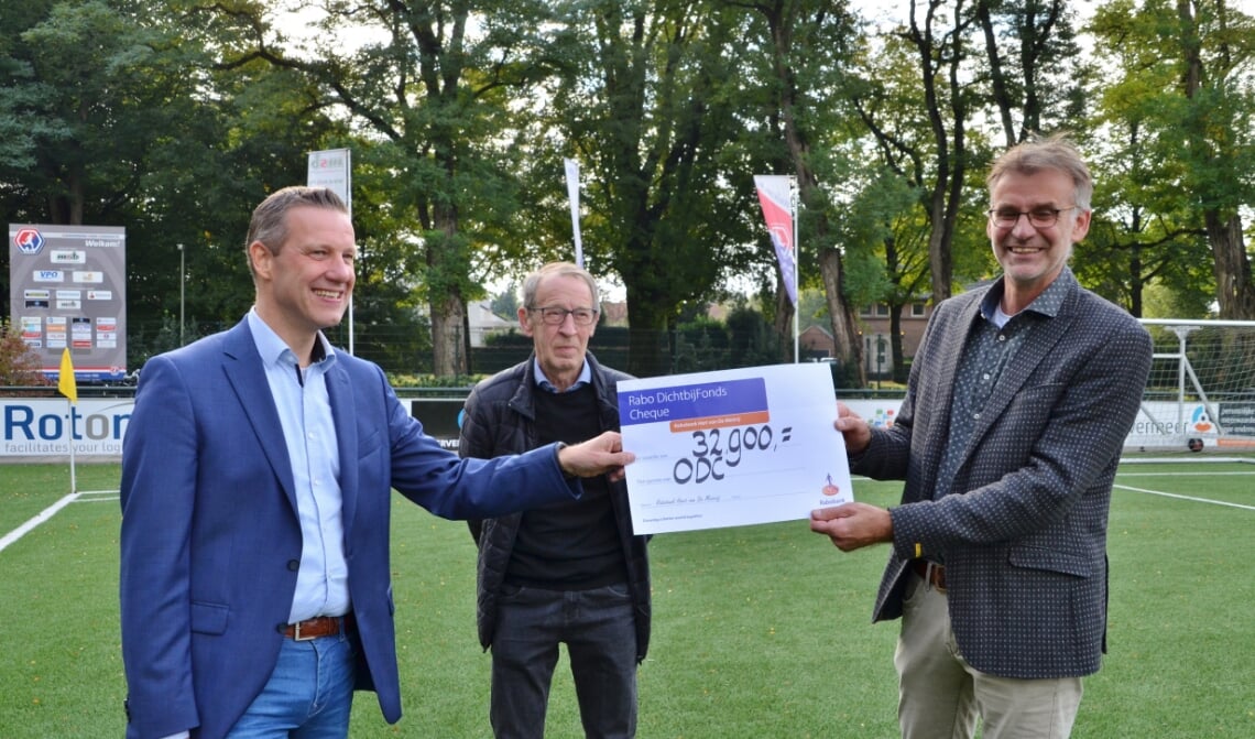 <p>Mark van der Steen (l.) en Kees Bekers (m.) van Stichting Beheer ODC tonen trots de cheque samen met ODC-voorzitter Walter van der Linden.</p>