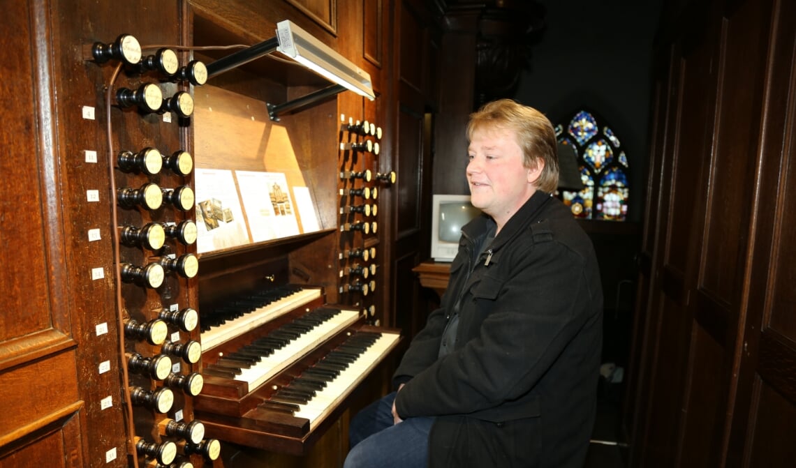 <p>Tommy van Doorn, achter de drie klavieren van het Boxtelse Smits-orgel</p>